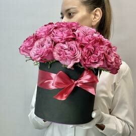 «Rozovij nuar» kompozitciya v shlyapnoj korobke iz iz ekvadorskoj rozi Kantri Blyuz