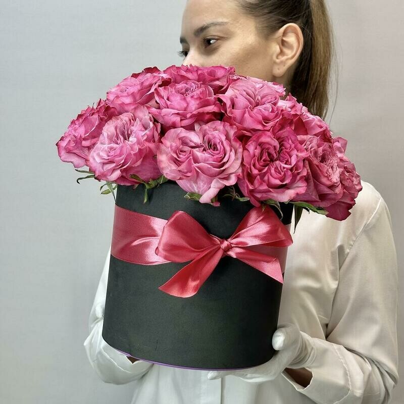 «Розовый нуар» композиция в шляпной коробке из из эквадорской розы Кантри Блюз, 23 эквадорские розы