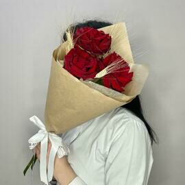 «Гранат» букет из роз Эквадор Эксплорер и пшеницы