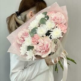 Авторский букет с французскими розами пинк мондиаль, гвоздиками (диантусами) и хризантемой