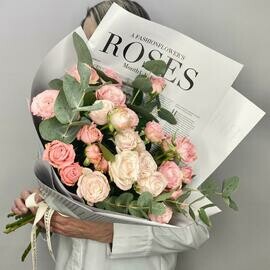 Букет из пионовидной розы «Мадам бомбастик» с эвкалиптом 7 штук