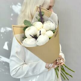 «Son ZHulya»buket iz pionov 7 sht evkalipta i lavandi stabilizirovannoj