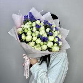 «Черничный мусс» Букет из пионовидных кустовых роз и статицы