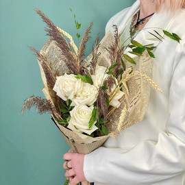 Папирус с пионовидной розой Плайя бланка и сухоцветами