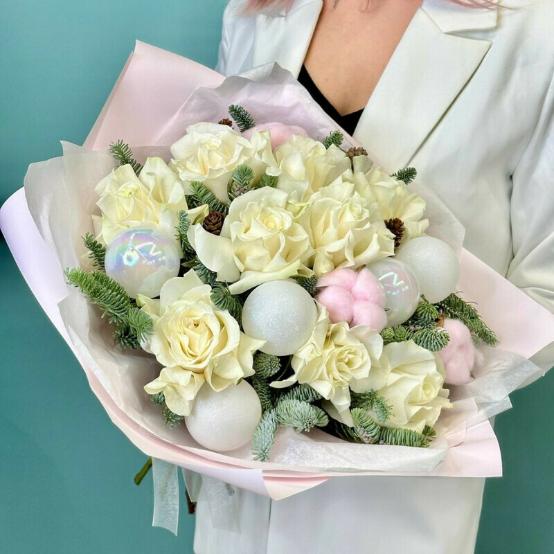 Zimnij buket Nezhnoe poslanie iz roz s pihtoj i dekorom, standart