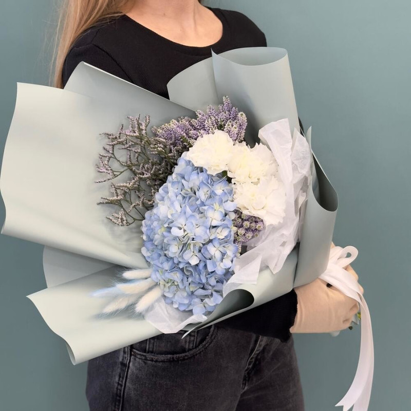 «Nebesnij voyazh» Buket s gortenziej, gvozdikoj i Veronikoj, reduced