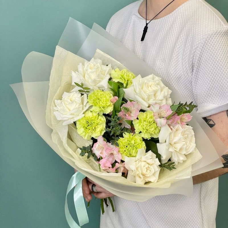 «Спринг» нежный букет из белых франзуских роз, гвоздик и альстромерии, стандартный