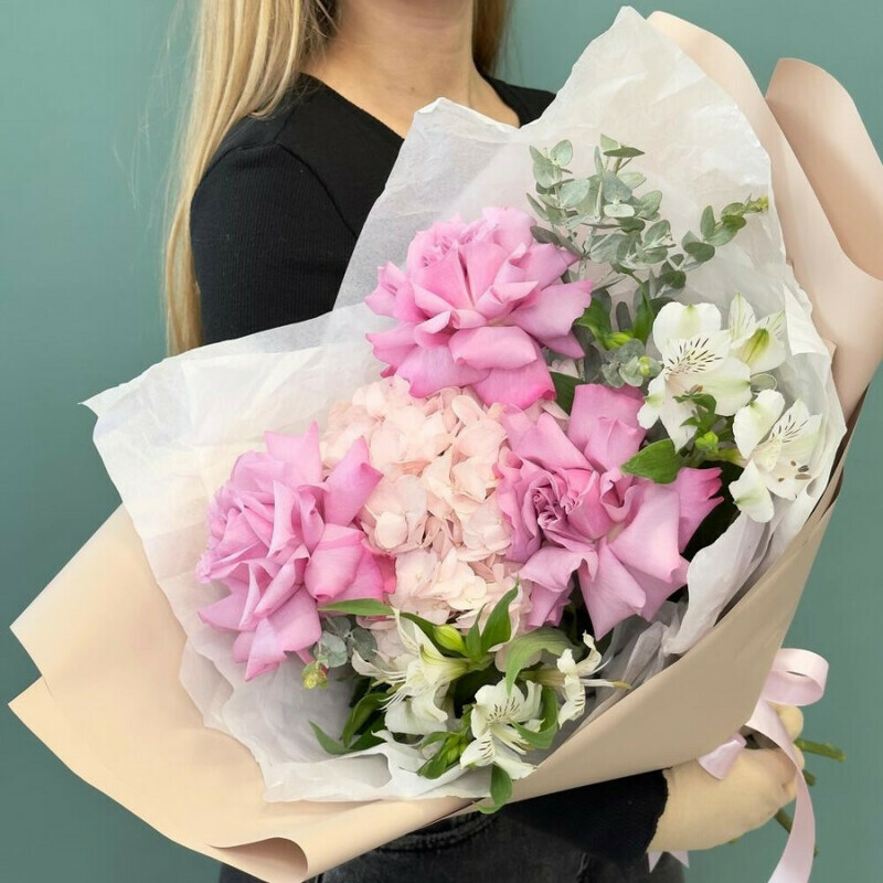 «Parizhanka» buket iz roz, gortenzii i al_stromerii, standart
