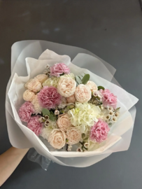 Buket s gortenziej, kustovoj rozoj i gvozdikoj