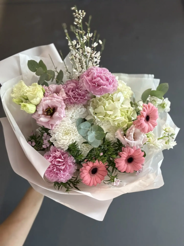 Buket s gortenziej, gerberami, eustomoj i mattioloj, standart