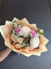 Buket s hrizantemoj, gvozdikoj i kustovoj rozoj