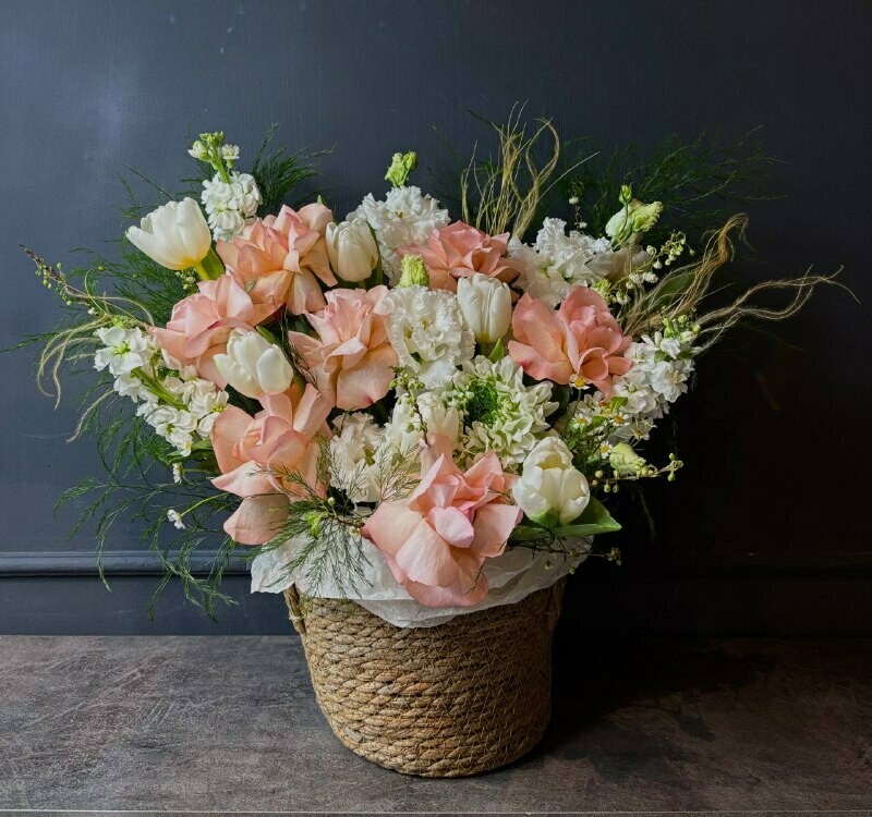 Корзина с розами и тюльпанами, премиум