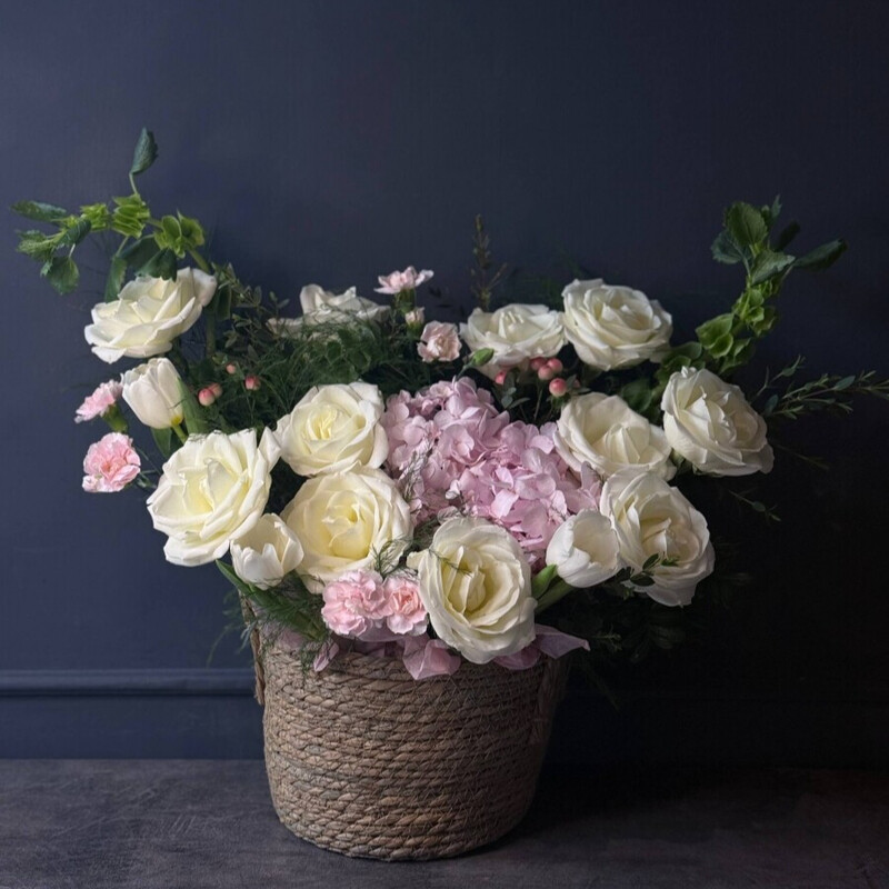 Korzina s rozoj i gortenziej, premium