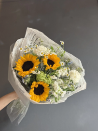Buket s podsolnuhami, romashkami i mattioloj