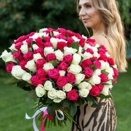 Букет 101 роза в бело-малиновом цвете