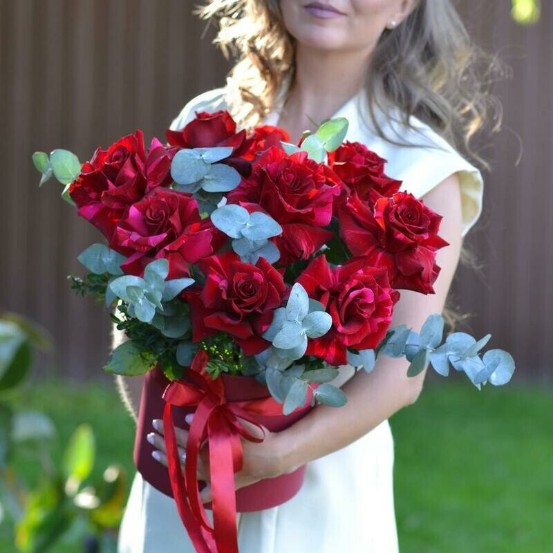 Композиция из роз Red Panther с эвкалиптом в шляпной коробке «Огонь любви», композиция из красных роз во французском стиле в шляпной коробке