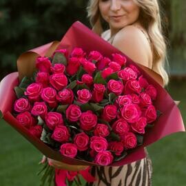 Buket iz 51 malinovoj rozi