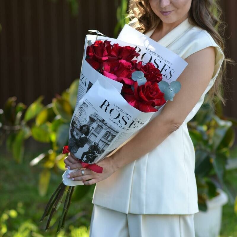 Розы Red Panther с эвкалиптом, бордовые розы во французском стиле