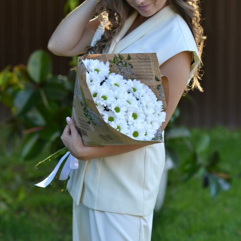 Букет из кустовой белой хризантемы, белая хризантема кустовая