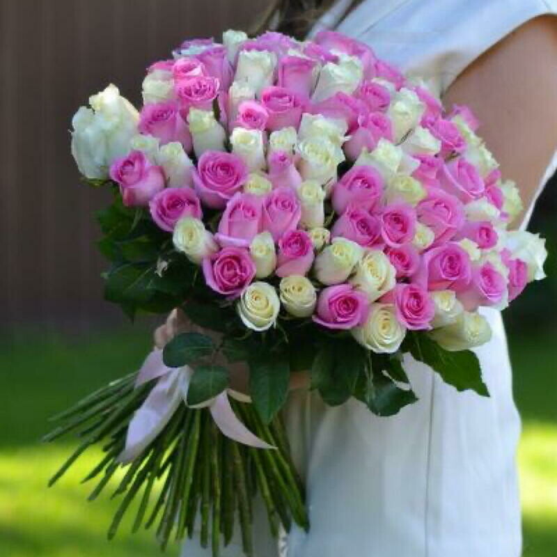 Букет из 101 розы в бело-розовом цвете, 101 бело-розовая роза