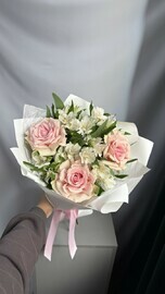 Букет из ажурных роз и альстромерий