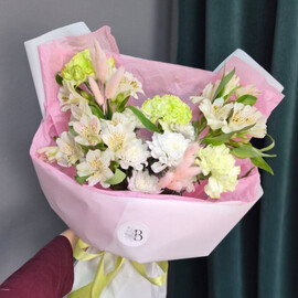 Buket iz al_stromerij i diantusov