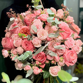 Букет из кустовых и пионовидных роз