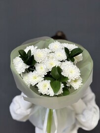 Букет из белых хризантем с рускусом