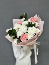 Букет из диантусов, хризантем и рускуса