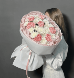 Букет из кустовых хризантем и розовых диантусов 