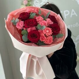 Букет с розой Барбадос и красной розой