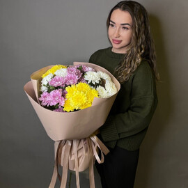Букет из разноцветных хризантем
