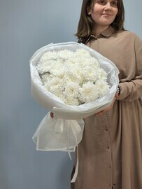 Buket iz beloj kustovoj hrizantemi 210