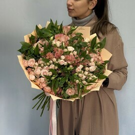 Buket iz beloj kustovoj rozi i al_stromerii 140