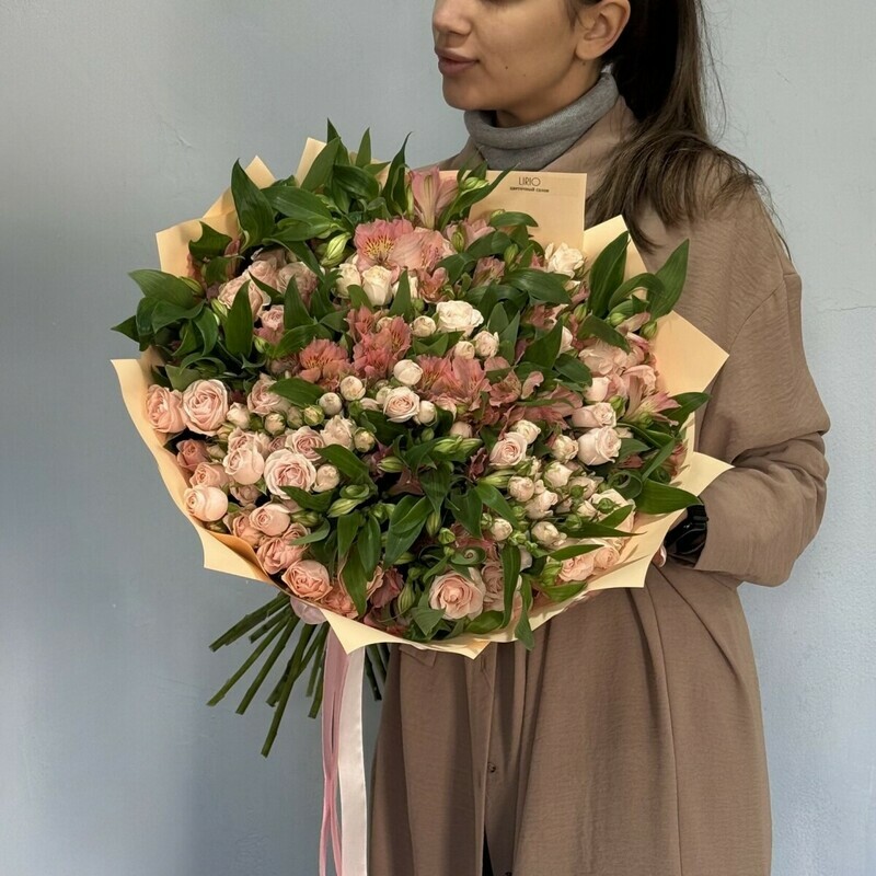 Buket iz beloj kustovoj rozi i al_stromerii 140, standart