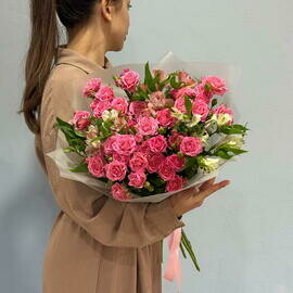   Букет из яркой кустовой розы и альстромерии 123