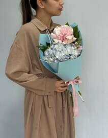 Букет из гортензии, маттиолы и французской розы 021