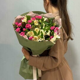 Букет с кустовой розой и альстромерией 145