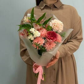 Букет из персиковой хризантемы, диантуса, гвоздики, альстромерии, розы 127
