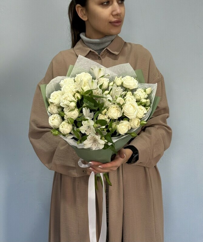 Buket iz beloj kustovoj rozi i al_stromerii 139, standart