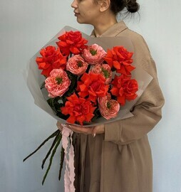 Букет из алой французской розы и розы мандарин 144