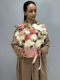 Цветочная композиция из хризантемы, альстромерии, эвкалипта, розы 067