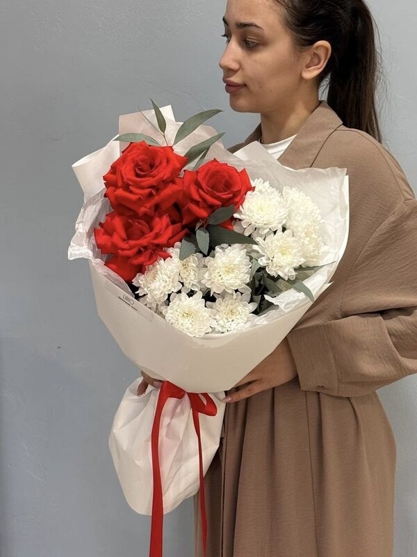 Букет из роз, хризантемы и эвкалипта 168, стандартный