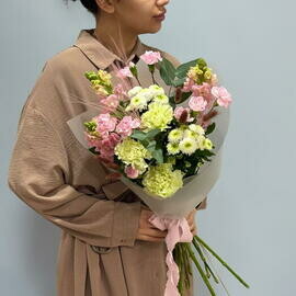 Букет из диантусов, лагуруса, эвкалипта, львиного зева, гвоздики 141