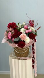 Цветочная композиция из красных роз, хризантемы, альстромерии 058