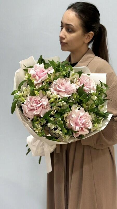 Пышный букет из альстромерии и французской розы 163, стандартный