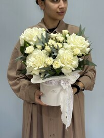 Цветочная композиция из французской и кустовой розы и эвк алипта 062