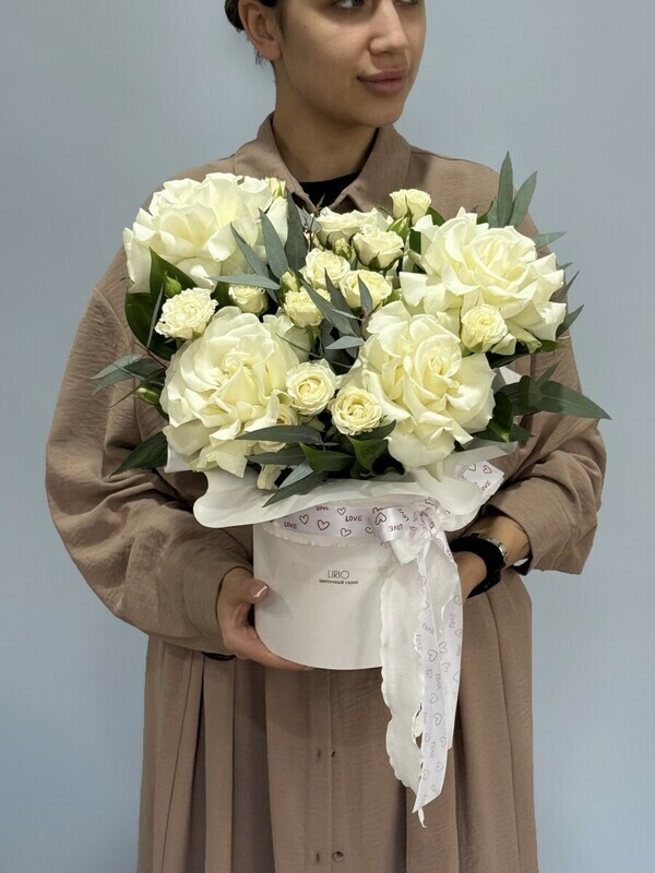 Цветочная композиция из французской и кустовой розы и эвк алипта 062, стандартный