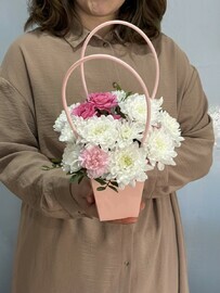 Цветочная композиция из хризантемы и розовой розы в сумочке 029