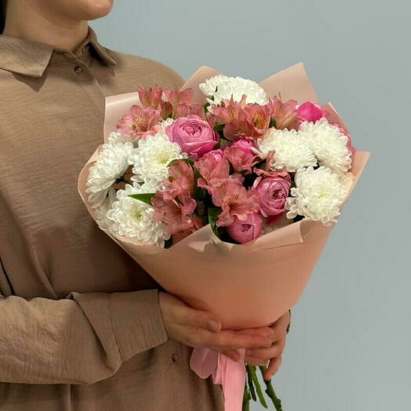 Nezhnij buket iz hrizantemi, al_stromerii i pionovidnoj rozi 124, standart